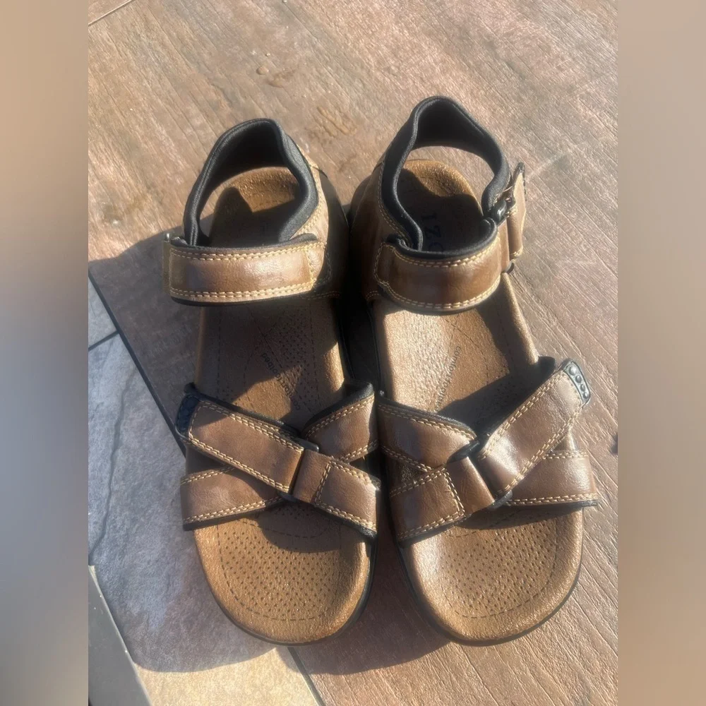 Izod men’s brown sandals, size 10 medium Velcro staps very good condition